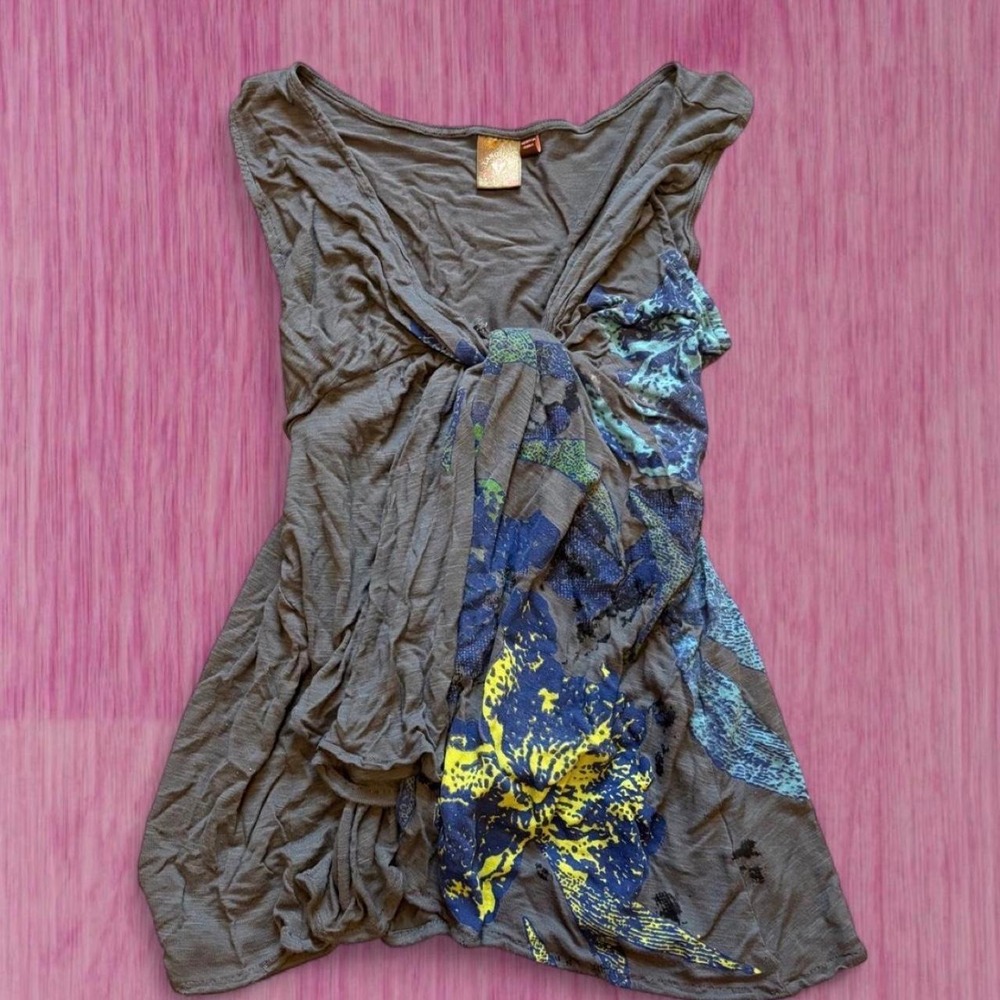 grey language 2000s graphic tie front top